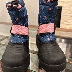 North side NWT girls winter boots.  Size 9 little girls.
